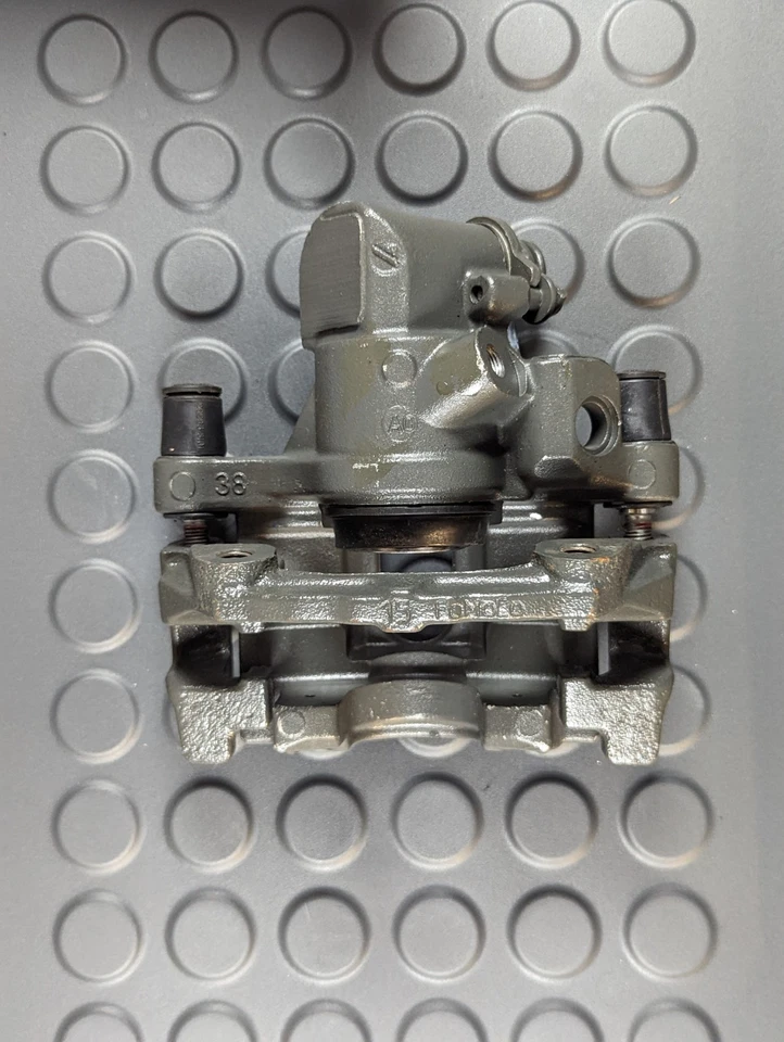 Тормозной суппорт Duralast 19-B2954 с кронштейном — задний левый (Ford Focus, Mazda 3) - Изображение 2 из 4