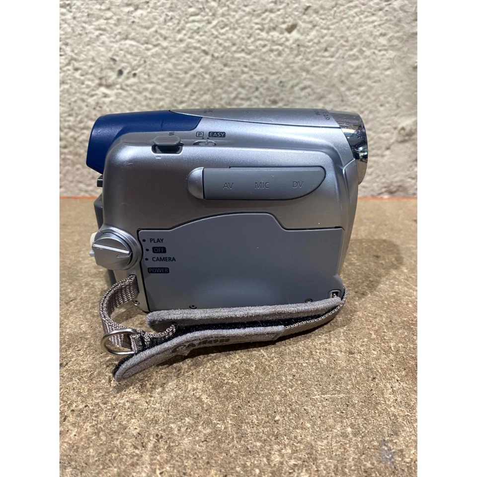 Canon MD101 Digital MiniDV Camcorder 30x Optical Zoom 2.7" Widescreen Colour LCD - Image 4 of 4