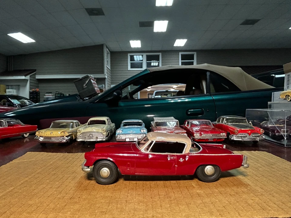 Vintage AMT 1953 Studebaker Commander Dealer Promo Model Car 1:25 Scale W/ Case - Image 2 of 4