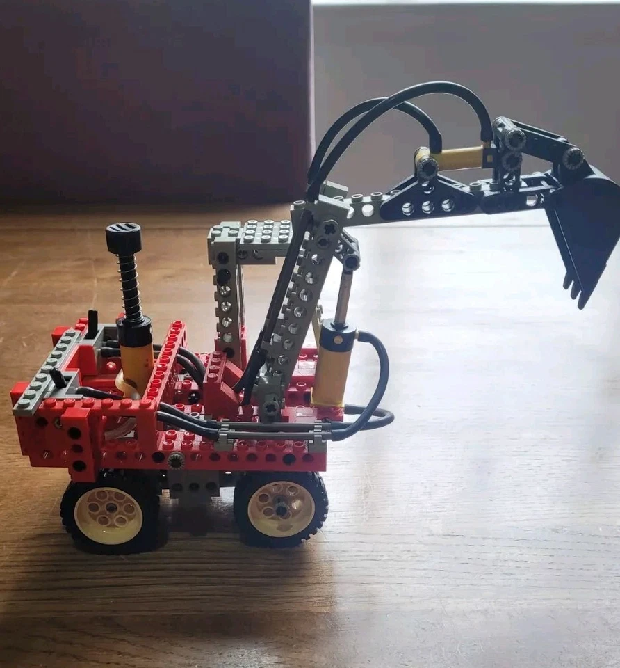 LEGO Technic 8837 Pneumatic Excavator, photo 1 of 5
