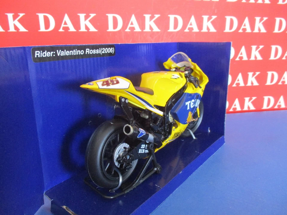 Die cast 1/12 Modellino Moto Yamaha YZR-M1 N 46 Valentino Rossi 2006 by Newray - Immagine 3 di 4