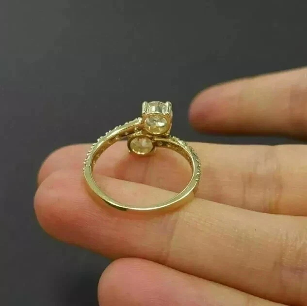 Anillo de compromiso bypass blanco de corte redondo de 2 quilates enchapado en oro amarillo de 14 k Foto 2 de 4
