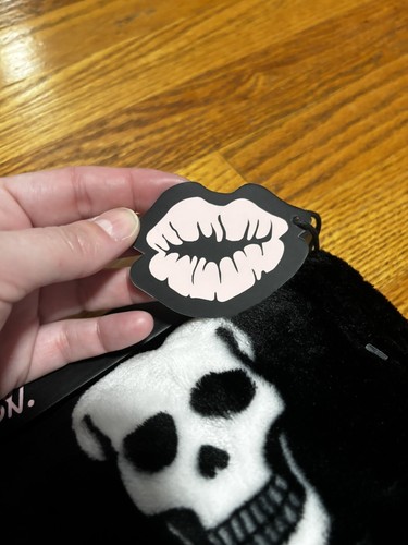 NEW Betsey Johnson Ultra Soft Plush Throw Skulls, Kisses & Hearts - Picture 5 of 8