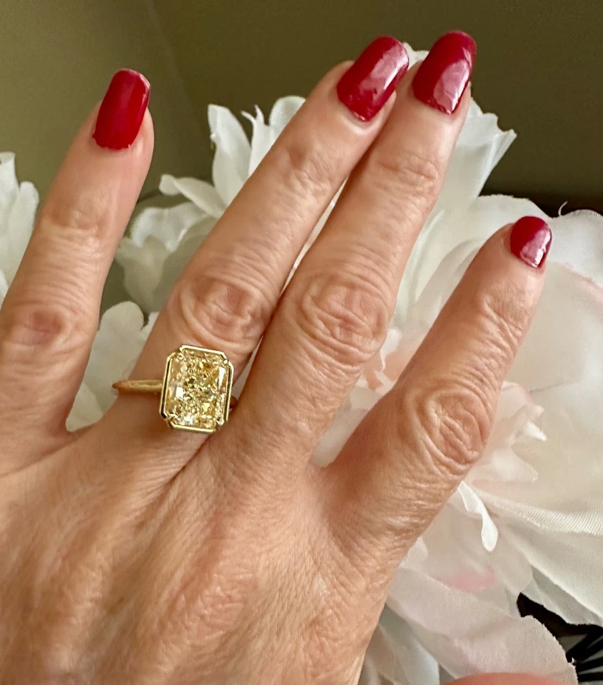 Anillo de diamantes radiantes U-T VV S2 de oro amarillo de 18 k con certificación GIA 4,04 Foto 4 de 4