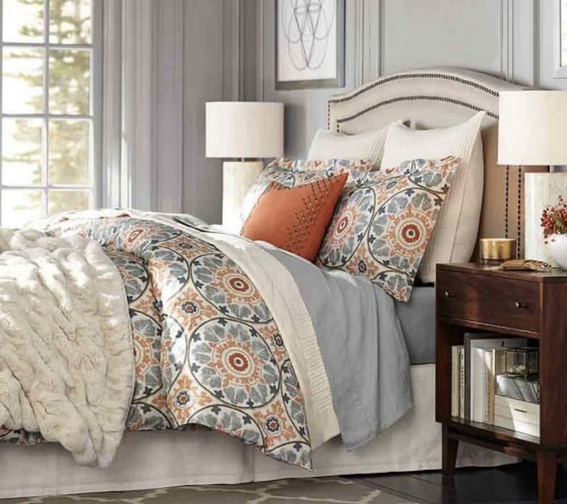 Pottery Barn Queen Veronica Medallion Duvet Cover  & Shelby Geo Trellis Shams