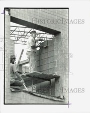 1991 Press Photo Don Frye lays block wall in Viewmont Elementary School building