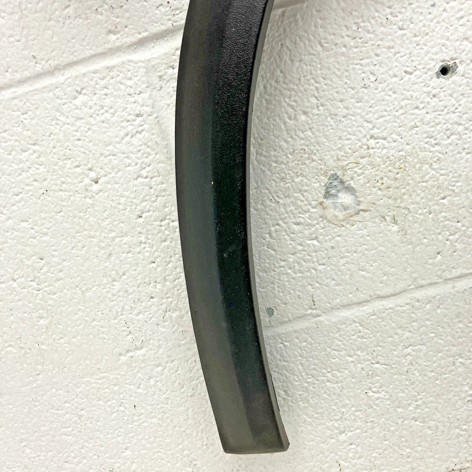 New OEM LH/RH Wheel Well Trim Set 12541435/12541436 1999-02 Chevy C/K1500 (SR27) - Image 2 of 4