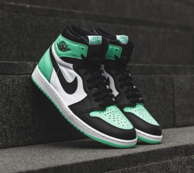 靴 Nike Air Jordan 1 High OG \"Green Glow Amazon.com | Jordan Air 1 Retro High OG Grade School Shoes