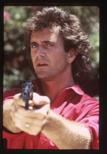 Mel Gibson Lethal Weapon rogue cop holding gun Original 35mm Transparency 