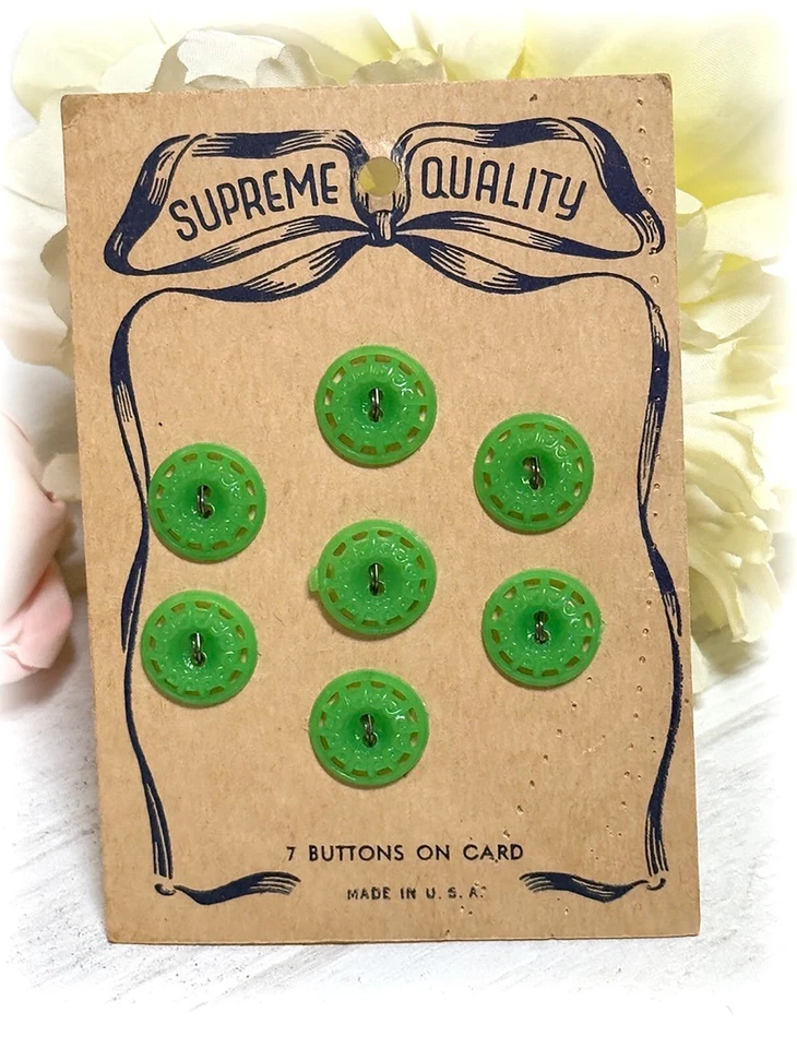 Vintage Supreme Quality Bright Green Buttons on Card 1940s NOS Size 24 - 5/8 - Image 2 of 2
