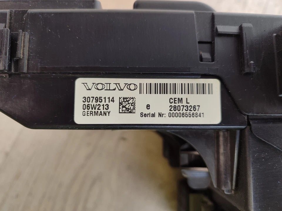 Scatola fusibili anteriore CEM VOLVO S60 I V70 II XC70 XC90 I 31394157 30786890 - Immagine 3 di 3