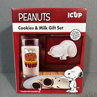 New Peanuts Snoopy 12oz Glass Gift Set Cookie Cutter Holiday Snack Novelty