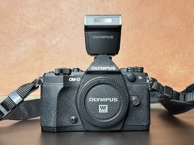 *NUR BODY* Olympus OM-D E-M5 Mark II M2 Spiegellose Digitalkamera + BLITZ