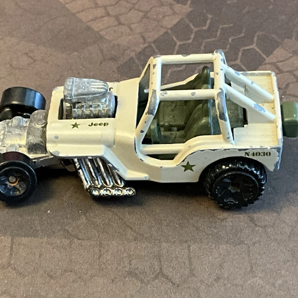 Jeep CJ-2A Diecast 1:64 Hot Wheels 2009 coche arena militar como está muy jugado Foto 2 de 4