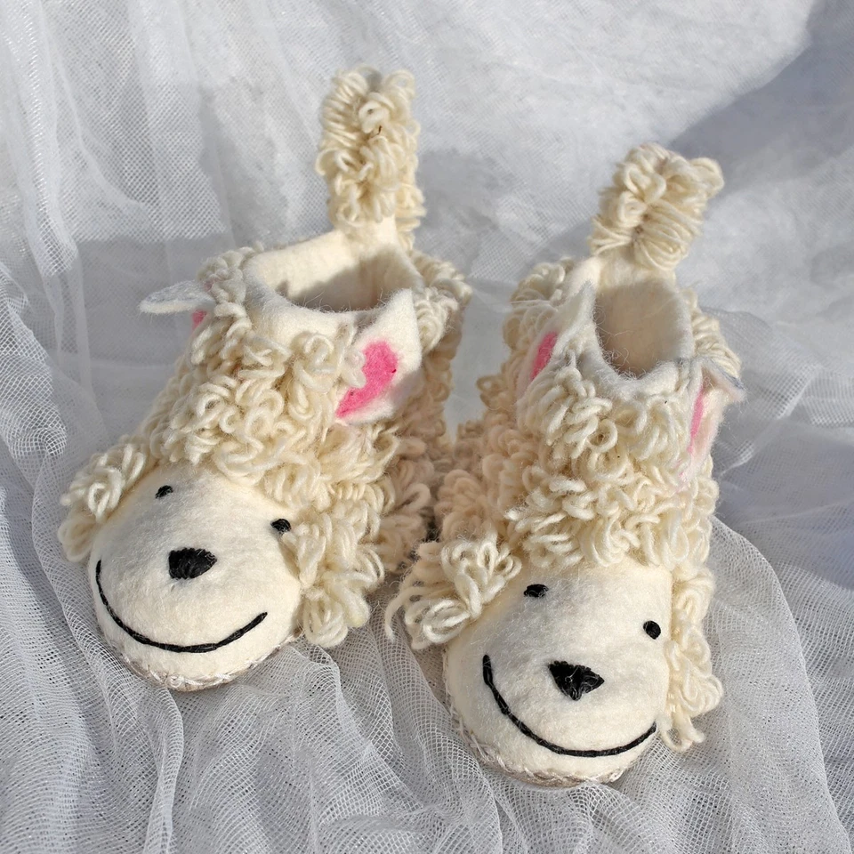 Chinelos infantis de feltro de lã de cordeiro do Himalaia design de cordeiro encaracolado. Dimensões 7,5"x2,5" - Imagem 3 de 3