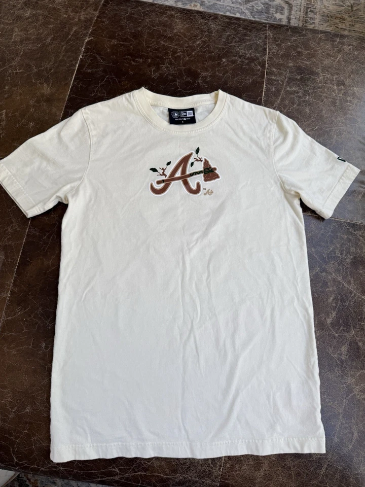 New Era Atlanta Braves Camp T-Shirt Size S - Image 2 of 4