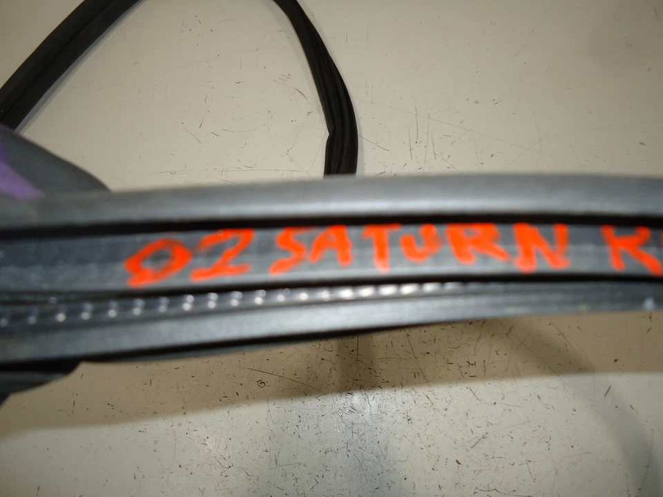 Station Wagon Saturn LW300 2002 puerta delantera derecha sello de goma resistente a la intemperie Foto 2 de 4