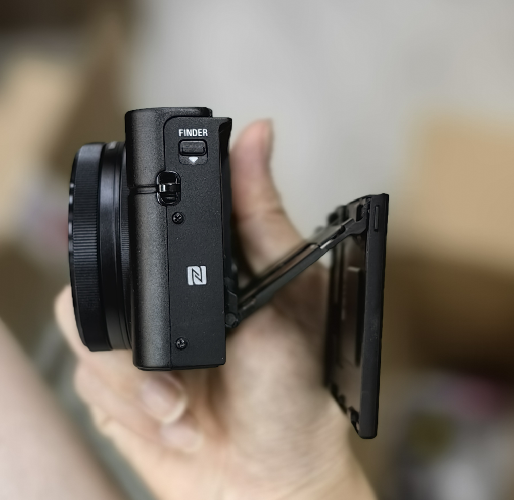 Sony Cyber-shot DSC-RX100 III RX100M3 Wi-Fi Flip Screen Digital
