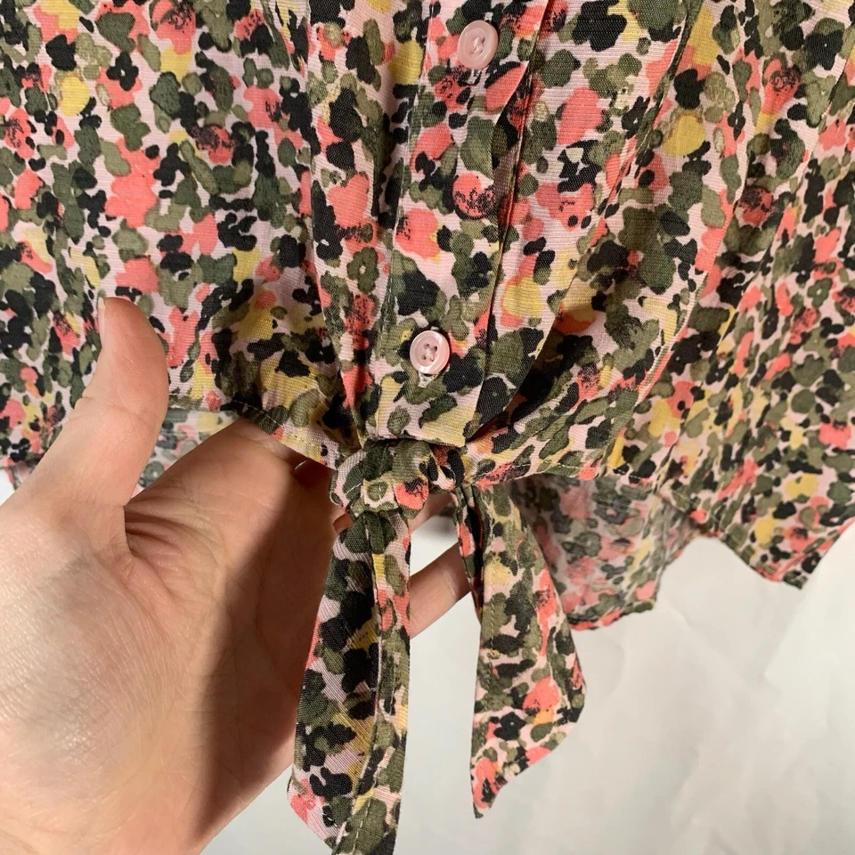 Top Nine West verde rosa estampado manga corta recortado con botones Foto 4 de 4