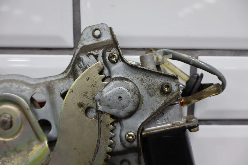 Regulador ventana trasera derecha Toyota Celica 1984-1985 convertible Foto 2 de 4