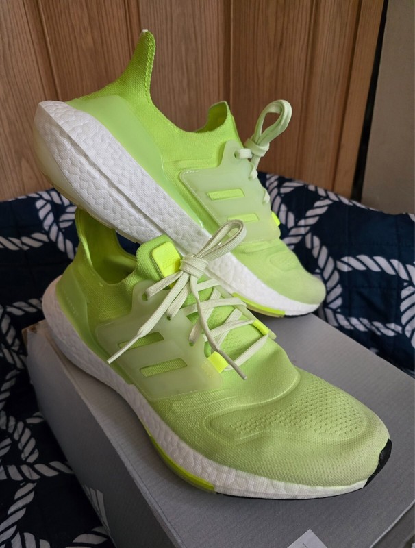 didas UltraBoost 22 Almost Lime - Size 8.5 mens