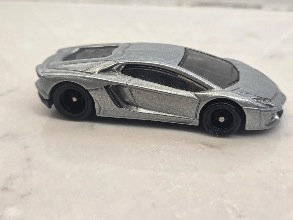 Lamborghini Aventador Cupé Hot Wheels Premium Dark Knight Rises Suelto Foto 2 de 4