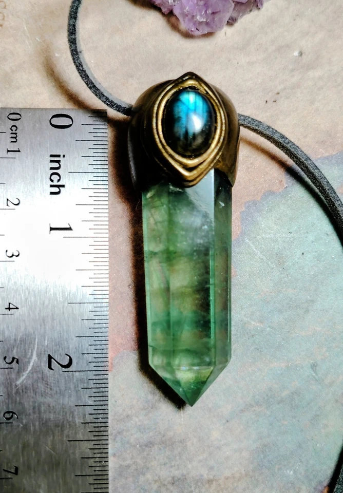 Collar colgante de fluorita varita bruja bosque verde labradorita. Joyería de diosa Foto 2 de 4
