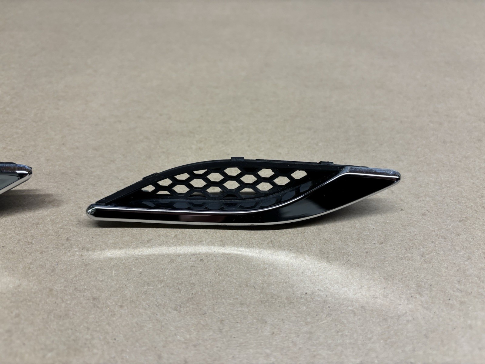 2014-2019 MASERATI GHIBLI RIGHT PASS FRONT FENDER VENT GRILLE TRIM SET X3 OEM