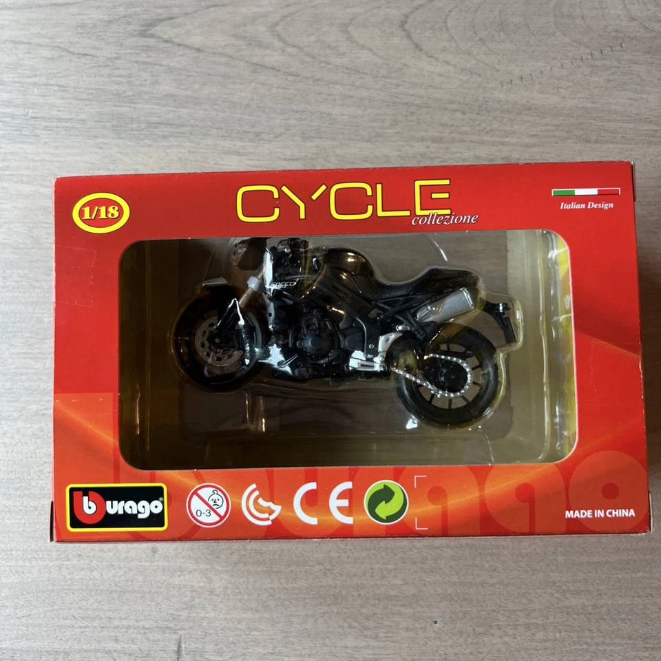 Тройная модель Bburago Triumph Speed масштаба 1:18 - Изображение 2 из 4