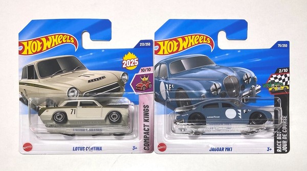 Hot Wheels Lotus Cortina Compact Kings HYW46 & Jaguar MK1 Race Day JBB58 Neu Ovp-image