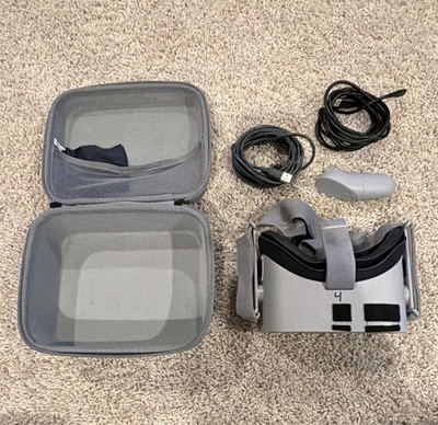 Oculus Go Standalone VR Headset 60Hz w/ Controller, Carrying Case & Cables