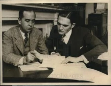 1928 Press Photo Basil Nanly and Gerald Nye accepting oil contribution