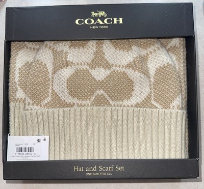 COACH Jumbo Signature C Logo Scarf and Beanie Hat Gift Set  display picture 3