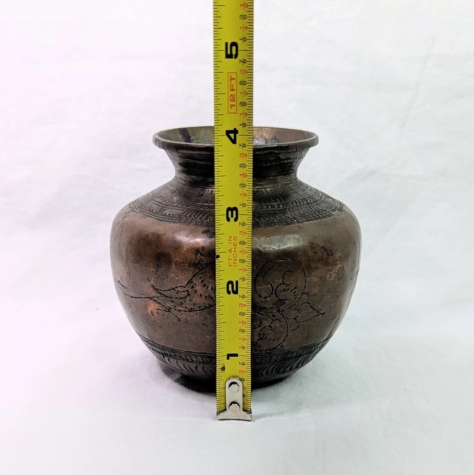 Antigua olla de latón cobre Lota Matka de 4" Ganga Jamuna grabada a mano pátina de loro Foto 4 de 4