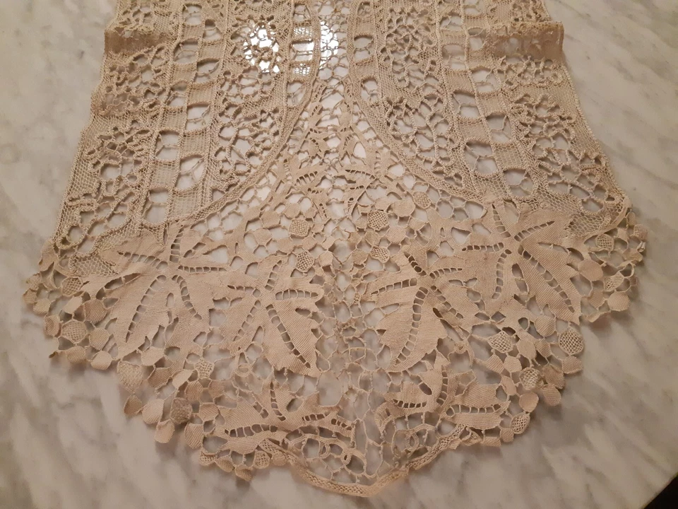 Ancien linge de maison centre ou chemin de table en dentelle broderies crochet - Photo 4/4