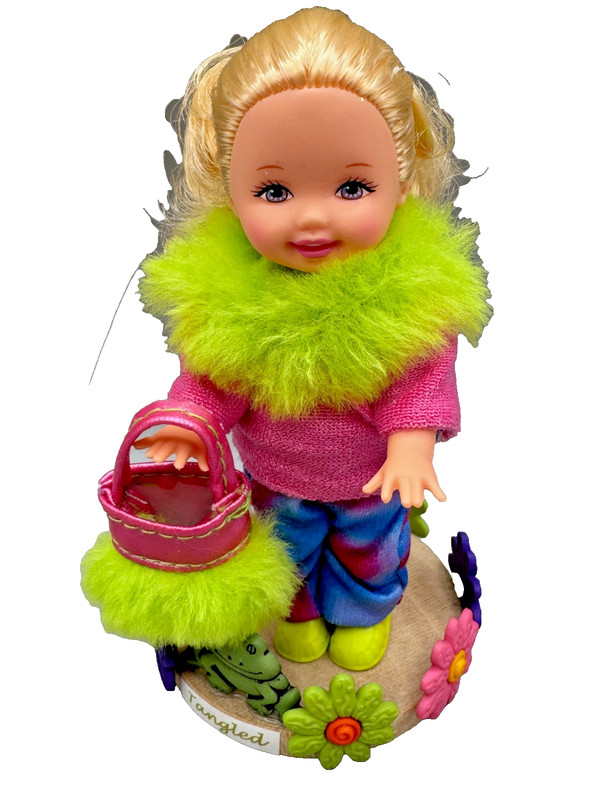 ~DS LOT P DRESSED BARBIE DOLL KELLY IN COLORFUL TOP PANTS SHOES STAND HIPPIE