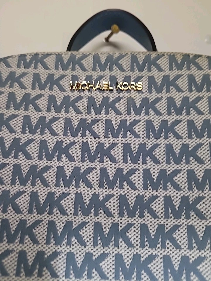 Michael Kors Azul Claro Cartera Mochila Estilo Amplia Luz y Moda Adelante. Foto 4 de 4