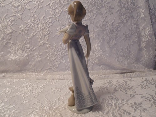 LLADRO 'SUMMER STROLL" PORCELAIN FIGURINE # 7611 - Picture 4 of 13