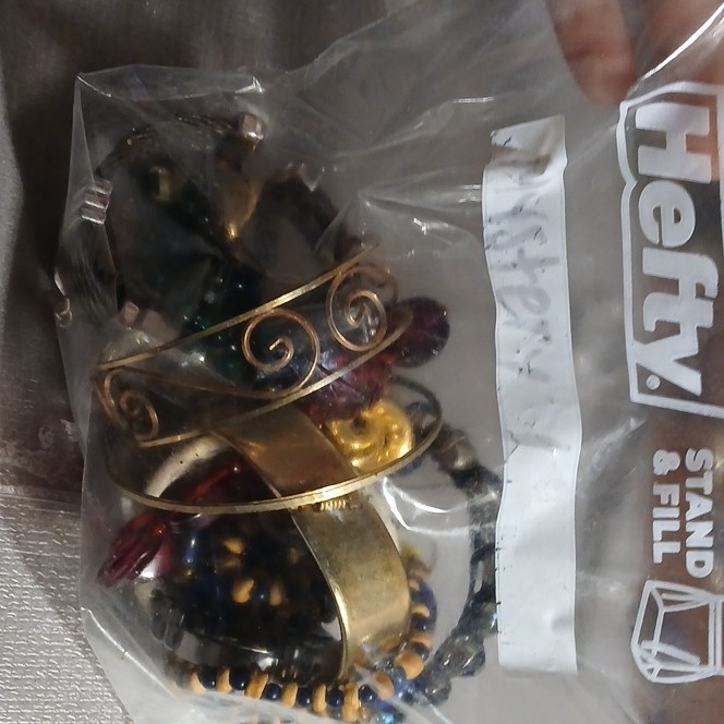 Lot Earrings watches Pieces Bracelets, Mixed Over 10 vintage  &amp; Multicolor - vintagewatches.pk