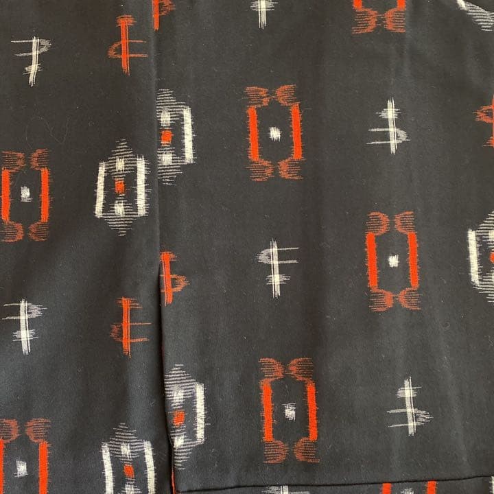 Kimono japonés antiguo con patrón de arañazos color azul oscuro cerca del negro