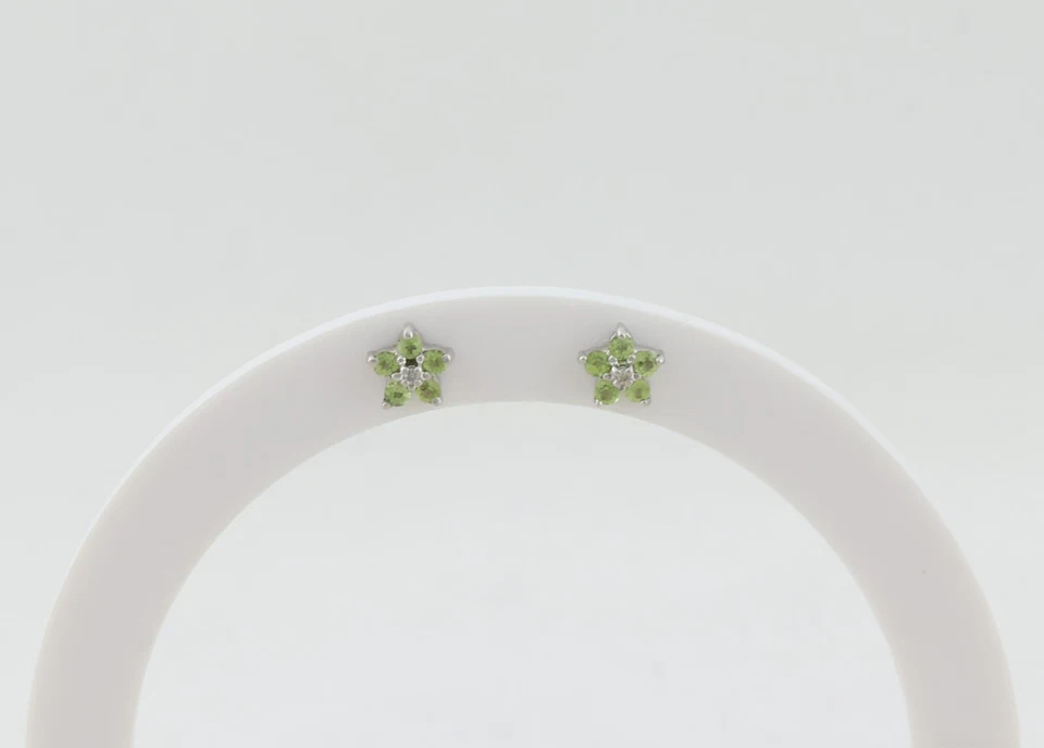Pendientes de peridoto verde natural y flor de diamantes de oro blanco de 10 k poste de 1/4" Foto 3 de 4