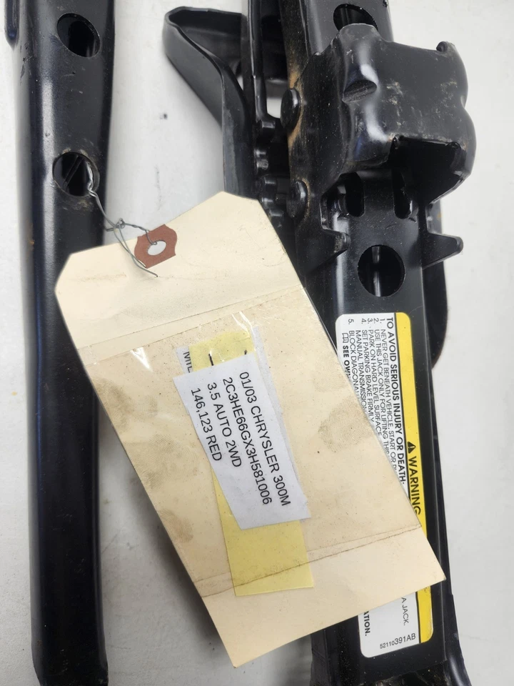 Chrysler 300M 1999-2004 gato de neumático con mango. Llave de tuerca negra usada OEM Foto 2 de 4