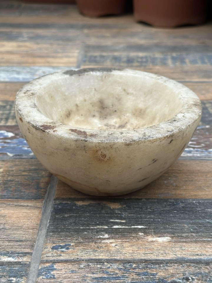 Antiguo cuenco de masaje de aceite caliente antiguo de piedra de mármol tallado a mano Foto 2 de 4