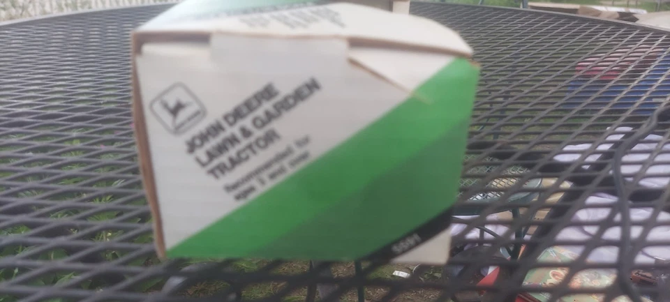 VINTAGE ERTL JOHN DEERE LAWN AND GARDEN MOWER WITH DECK 1/16 - Image 3 of 4