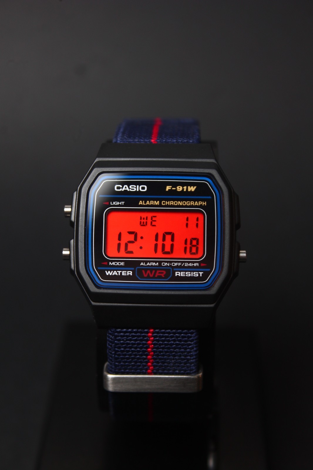 Casio F91W-1YEG idée cadeau montre vintage originale écran rouge et bleu