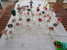 Lot de 35  panneaux de signalisation en plastique 2 voitures