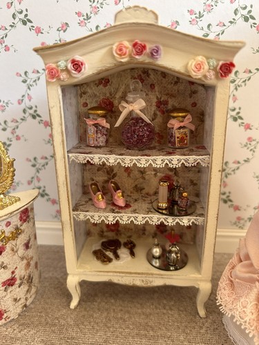 DOLLS HOUSE 1/12 SCALE LADIES SHOP/BEDROOM FURNITURE WITH DRESSED MANNEQUIN. - Foto 3 di 5