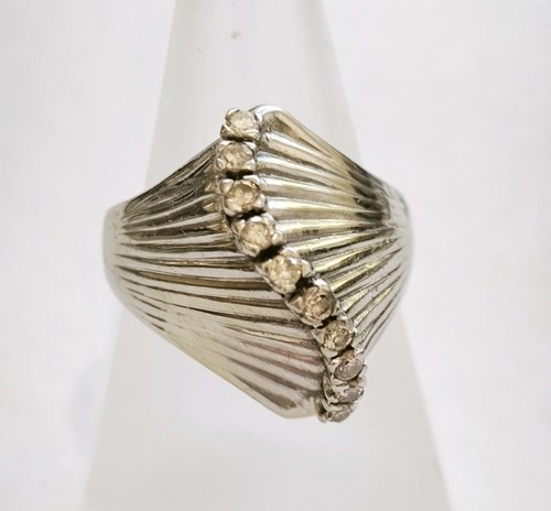 BAGUE DE CRÉATEUR EN OR BLANC 18K ET DIAMANTS 8,08 g T55