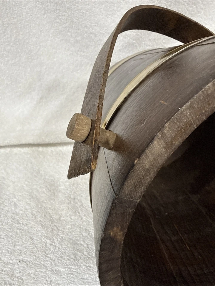 Cubo de hielo de madera vintage con tapa y mango, decoración de detalles de madera y latón Foto 4 de 4