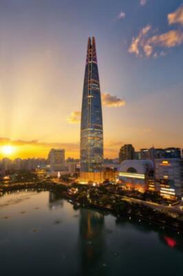 Wandbild: Lotte Tower während des Sonnenuntergangs in Seoul, Südkorea, [...]